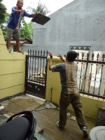 lempar genteng buat dioper ke atas