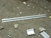 ini besi buat reng-pegangan genteng ..dipasang melintang..diatas rangka